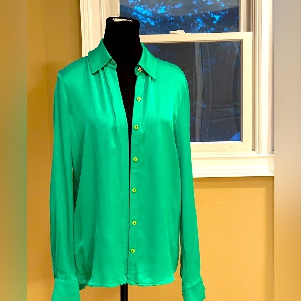 Striking shiny green viscose shirt top shirt blouse Dubai Mall brand. Size XS